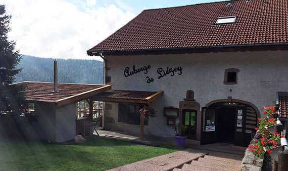 Auberge de Liézey, restaurant et hôtel Ferme typique vosgienne avec montagnes en fond
