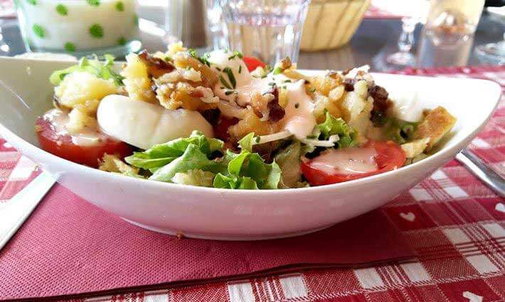 Grande assiette évasée avec salade, pommes de terre, (...)