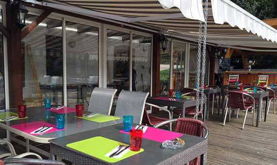 Terrasse et véranda du restaurant Terrasse extérieure avec des tables et une terrasse (...)