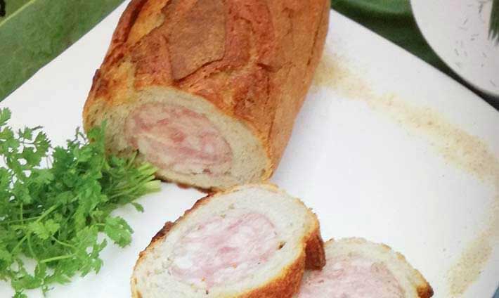 Pâté en croûte à l’andouille dans une assiette