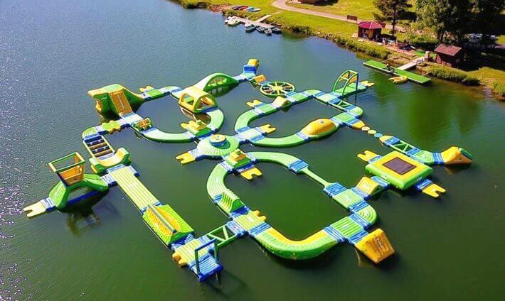 Structures gonflables jaune, vert, bleu sur le lac