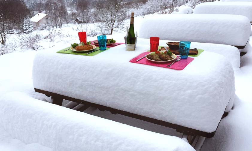 Table dressée et recouverte d’une épaisse couche de neige sur notre terrasse