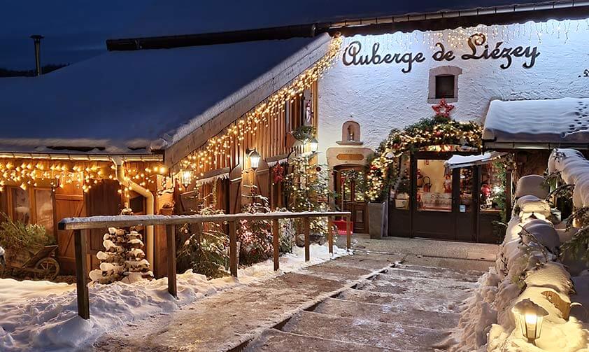 Entré de l’auberge de liézey avec de la neige et décoration de noël