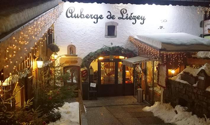 L’entrée de l’Auberge de Liézey décoré pour Noël avec un peu de neige