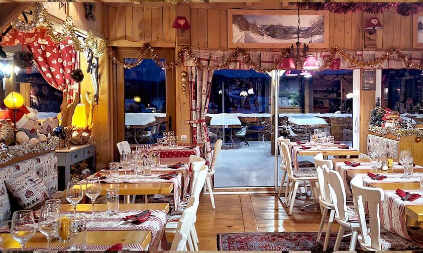Terrasse couverte et chauffée décoré pour les fêtes de fin d’année