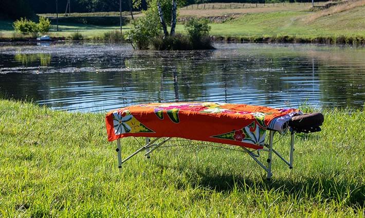 Massage Aya en extérieur, table mobile