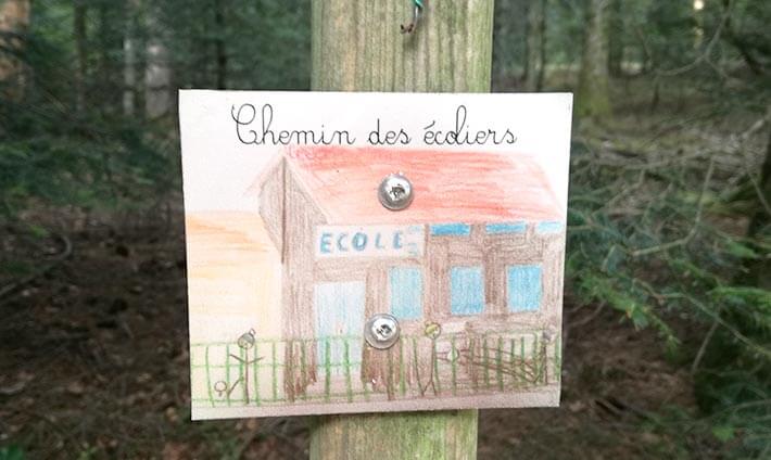 Chemin des écoliers avec un dessin des enfants de l’école