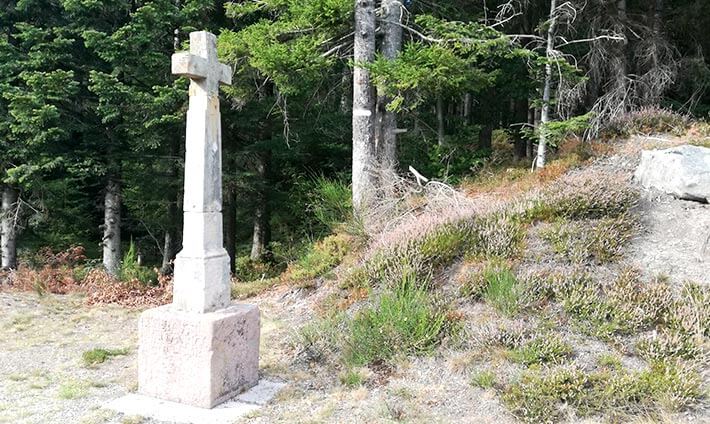 Croix en pierre au bord de route