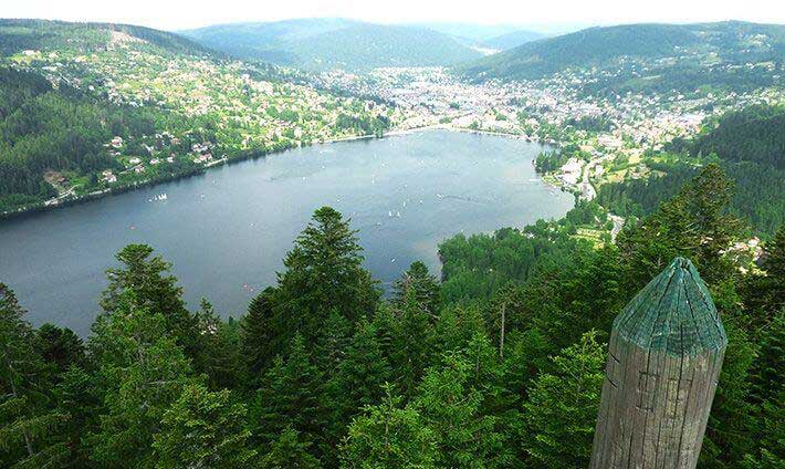 Vue sur le lac de Gérardmer depuis la tour de Merelle