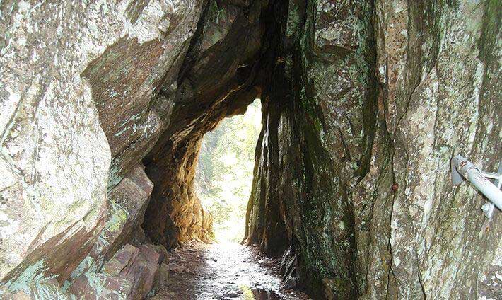 Sentier qui passe sous la roche