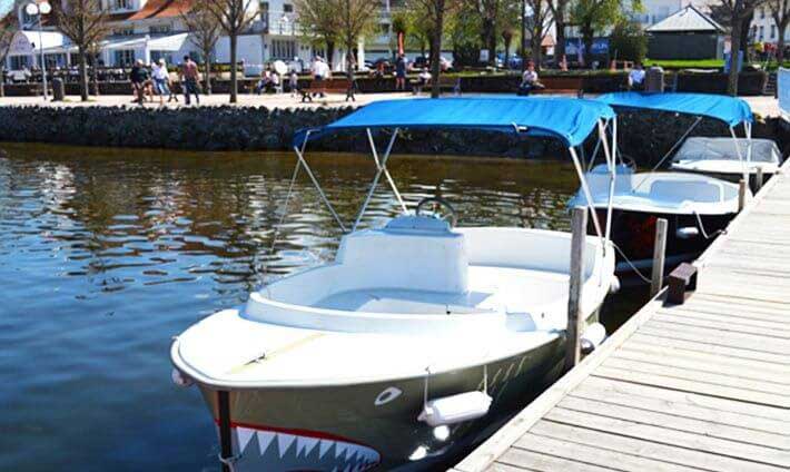 Petit bateau à quai avec par soleil bleu