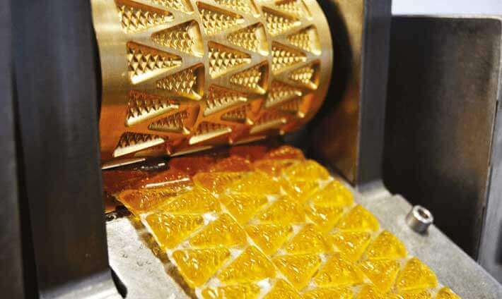 Moule doré qui moule les bonbons en triangle