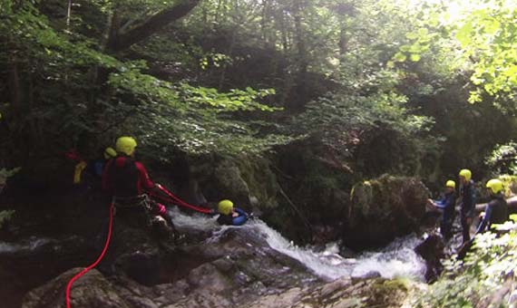 Descente d’une rivière avec tout le matériel