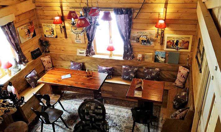 Vue du haut, décor en bois style chalet traditionnel vosgiens, table et grand banc