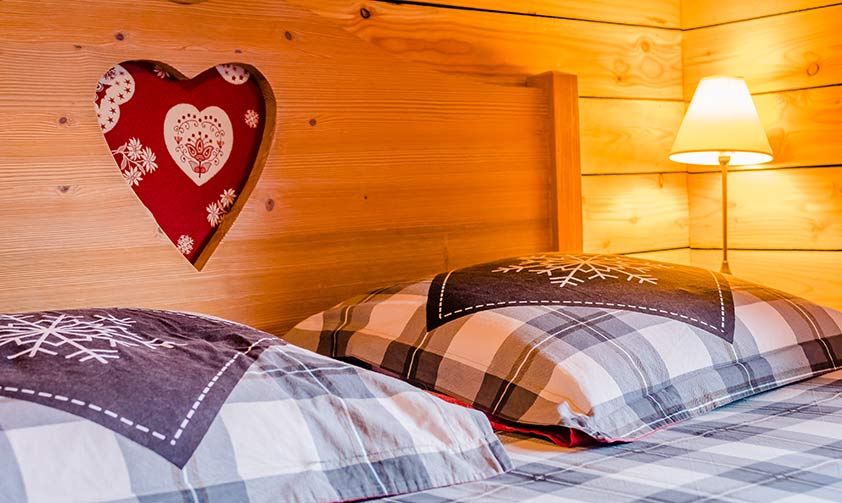 Tête de lit en bois avec un cœur en tissu