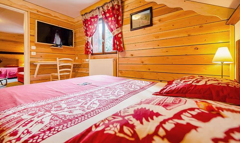 Depuis le lit, vu sur la télé grand écran plat, style chalet en bois