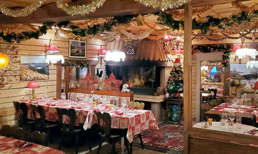Salle de restaurant avec cheminée et décoration de Noël
