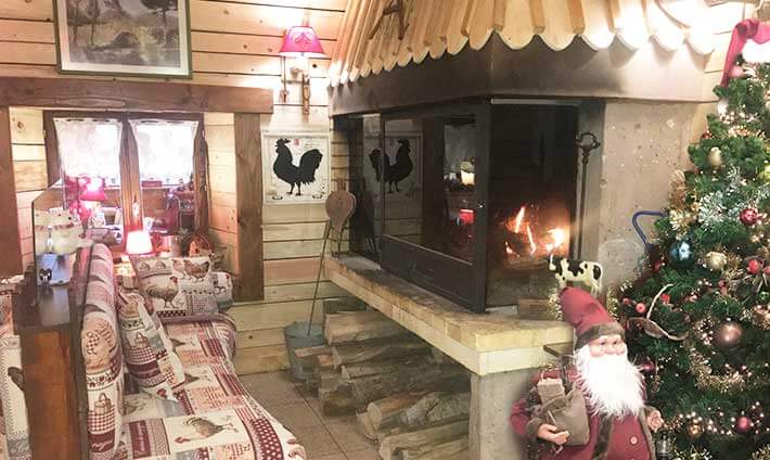 Près de la cheminée, avec un sapin de Noël