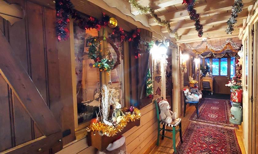 Couloir d’accès magnifiquement décoré pour les fêtes de fin d’année