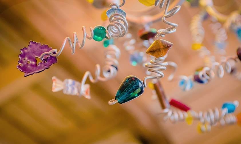 Lustre coloré dans la suite en bois