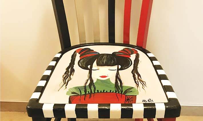 Chaise rénovée peinte avec un dessin asiatique sur l’assise