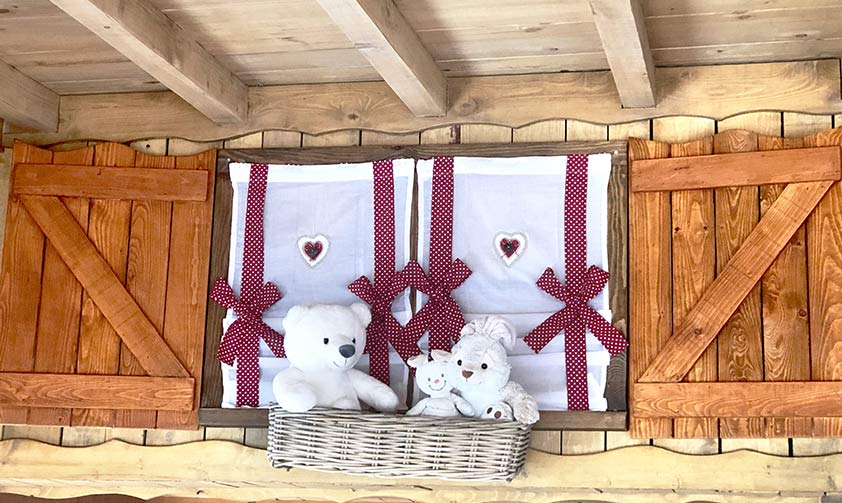 Fausse fenêtre en bois avec volet