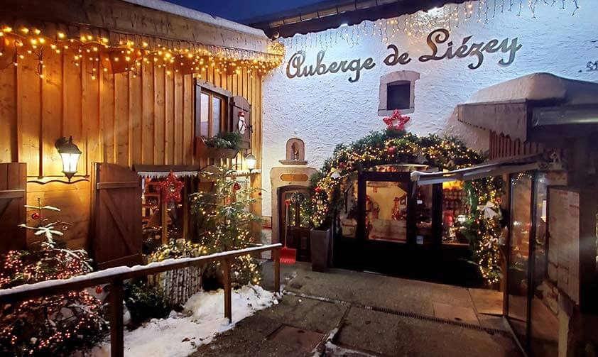 Entrée de l’Auberge décoré pour noël avec un peu de neige
