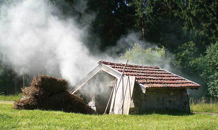 Petit abris en pierre où sort de la fumée