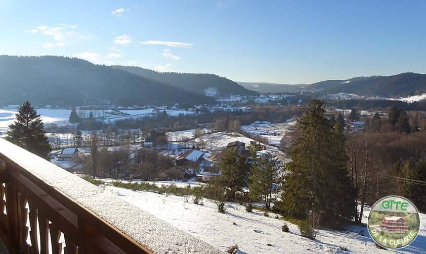 <p>Vue d’hiver depuis le gîte, vallée de Cleurie et Gérardmer</p>