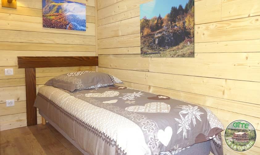 <p>Lit simple, style chalet en bois, avec décoration Vosgienne</p>