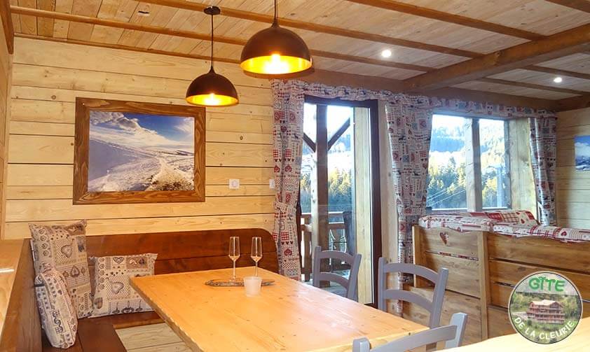 <p>Table et banc en bois style chalet dans nos gîtes chaleureux</p>