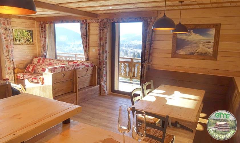 <p>Gîte pour 6 personnes, coin cuisine, salon, accès terrasse</p>