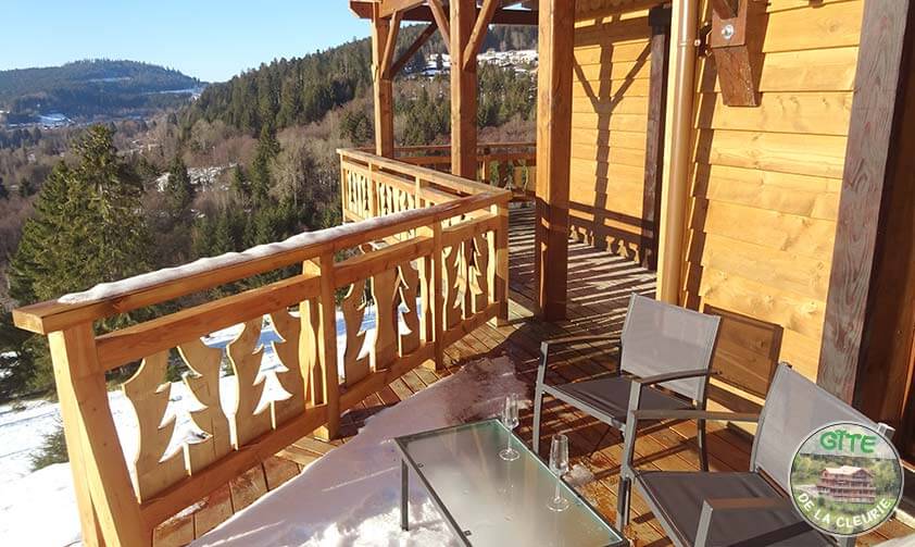 <p>Grand balcon/terrasse avec table, chaise, spa et vue dominante</p>