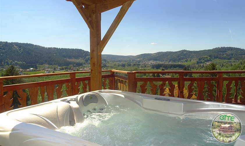 SPA privé sur grand balcon avec un décor de rêve au cœur des Vosges