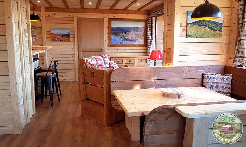 <p>Petit gîte cosy pour 2 personnes, tout en bois, décoration traditionnelle vosgiennes</p>