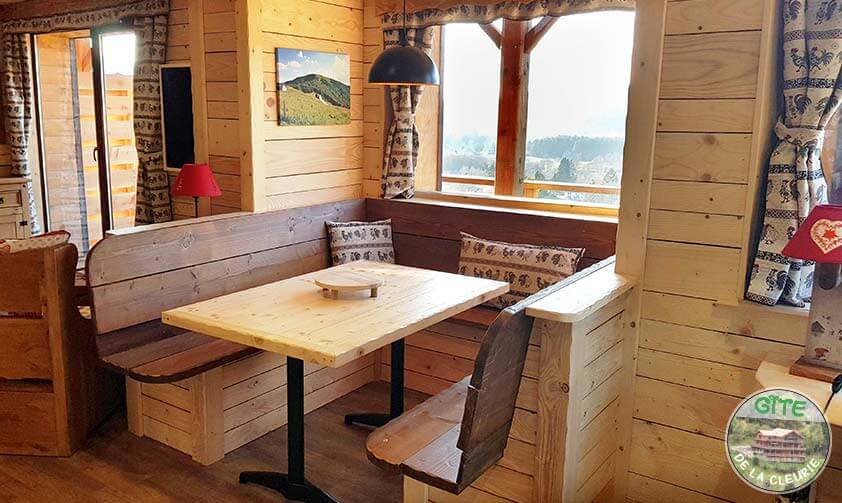 <p>Table en bois avec vue, décoration chaleureuse</p>