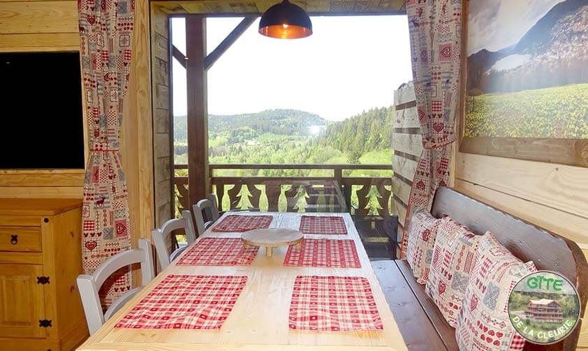 <p>Table à manger avec vue sur les montagnes de sapins</p>