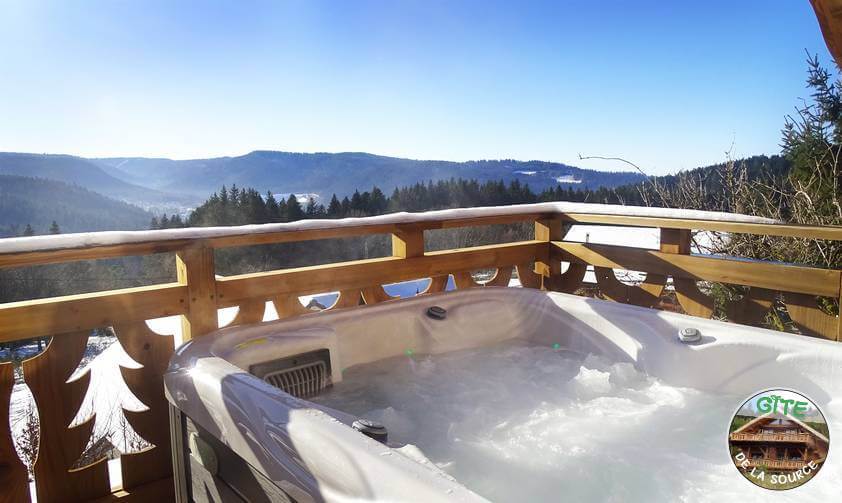 <p>Sur un balcon en bois, SPA avec vue sur la vallée</p>