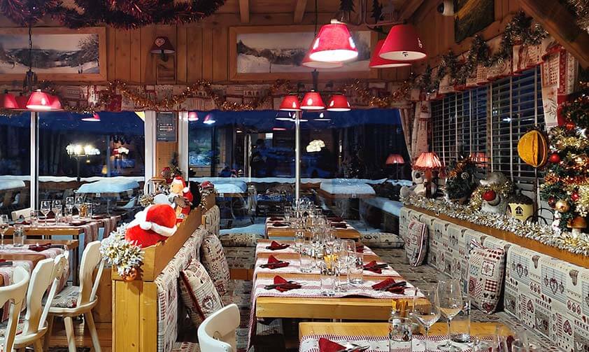 Grande table de restaurant, ambiance chaleureuse et cosy, décoré pour Noël