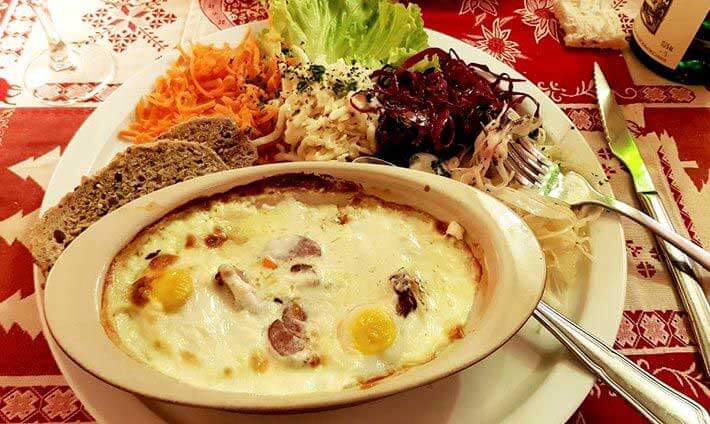 Belle assiette de gratin de fromage avec assortiment de (…)
