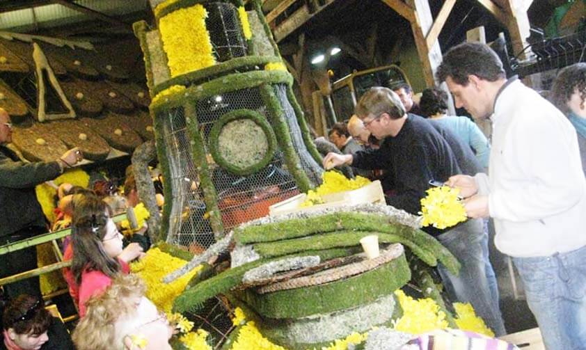 Un groupe met les jonquilles sur un char