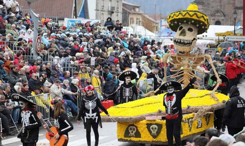 Char de la fêtes des jonquilles avec un squelette