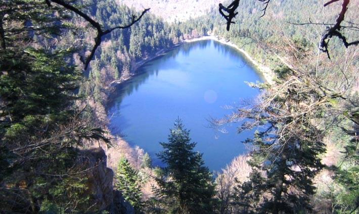 Vue du lac des Corbeaux depuis la roche