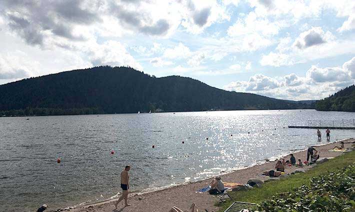 Vue du lac et de la plage de sable