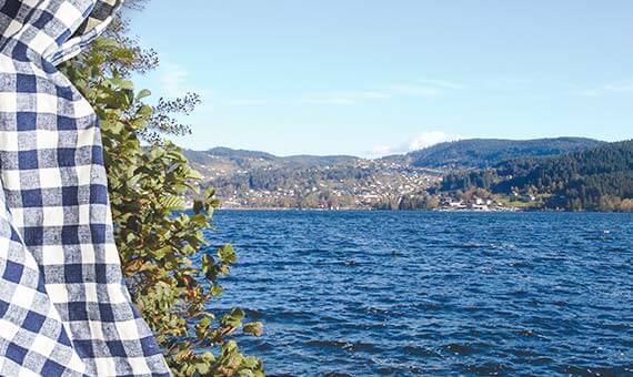 Vue sur le lac avec un linge de maison sur le côté