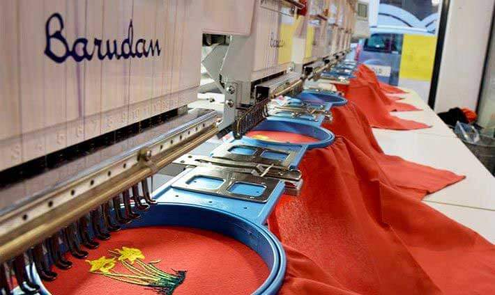 Rangée de machine à broder des jonquilles