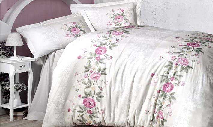 Parure de drap et linge de lit blanc avec des motifs de roses