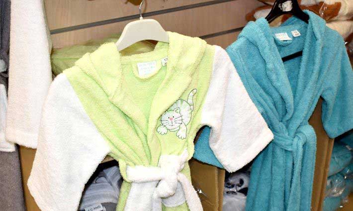 2 peignoirs enfant accrochés sur cintres