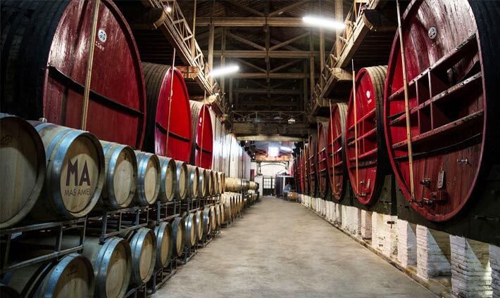 Énorme tonneau rouge dans un grand hangar