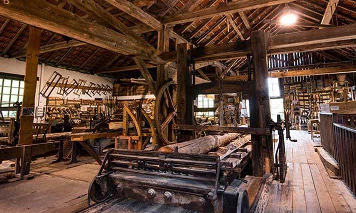 Grande pièce tout en bois avec une grosse machine